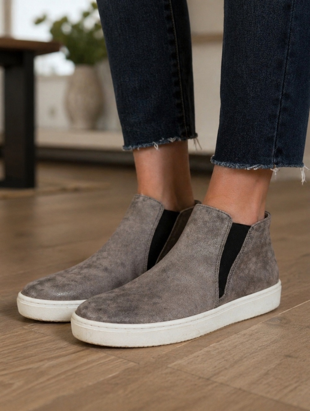 Sofft Sneakers Fashion Britton 9 Distressed Metallic Suede Smoke Bronze Pull On